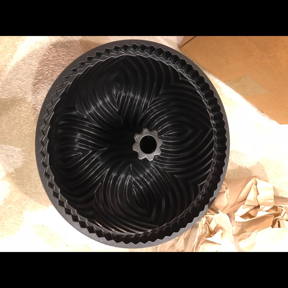 Bundt cake pan